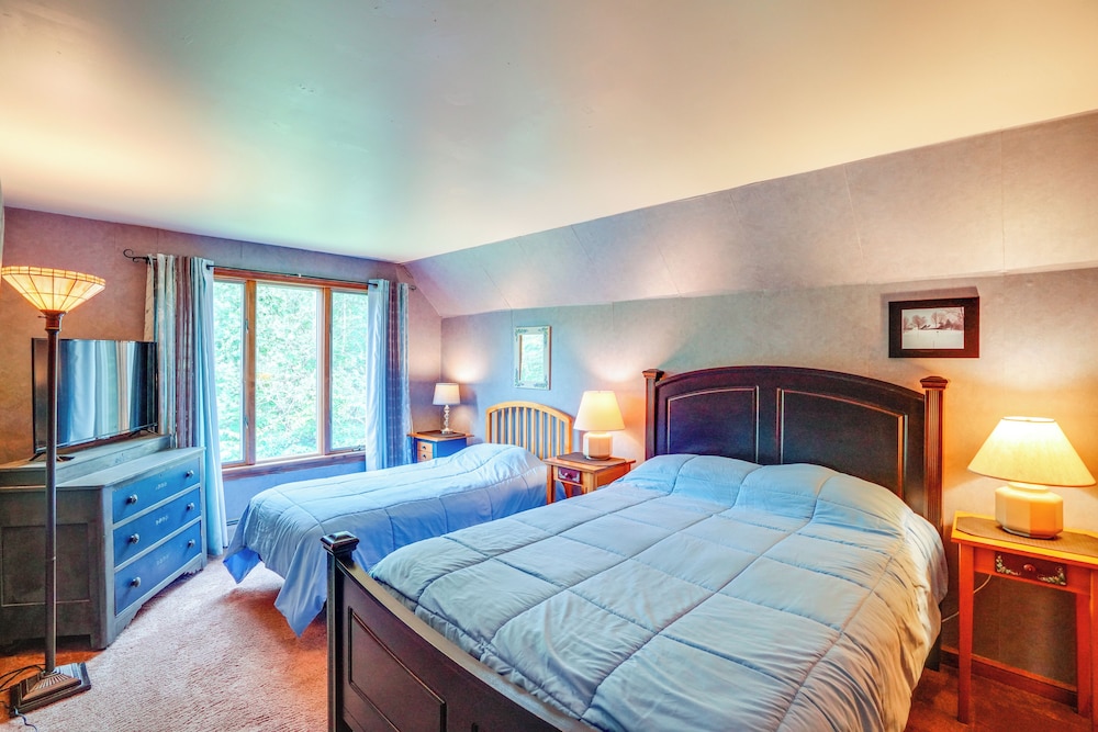 Game Room, Hot Tub! Year-round Dover Retreat