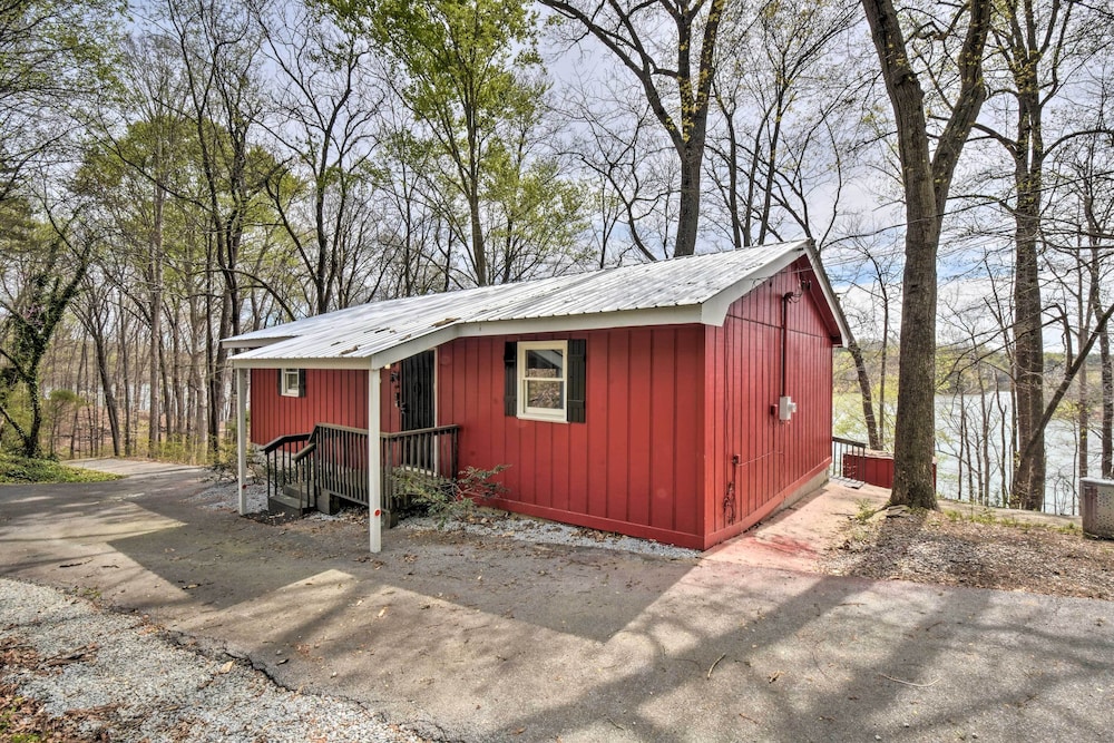 Lakefront Lavonia Cottage w/ 2-story Dock! view 2