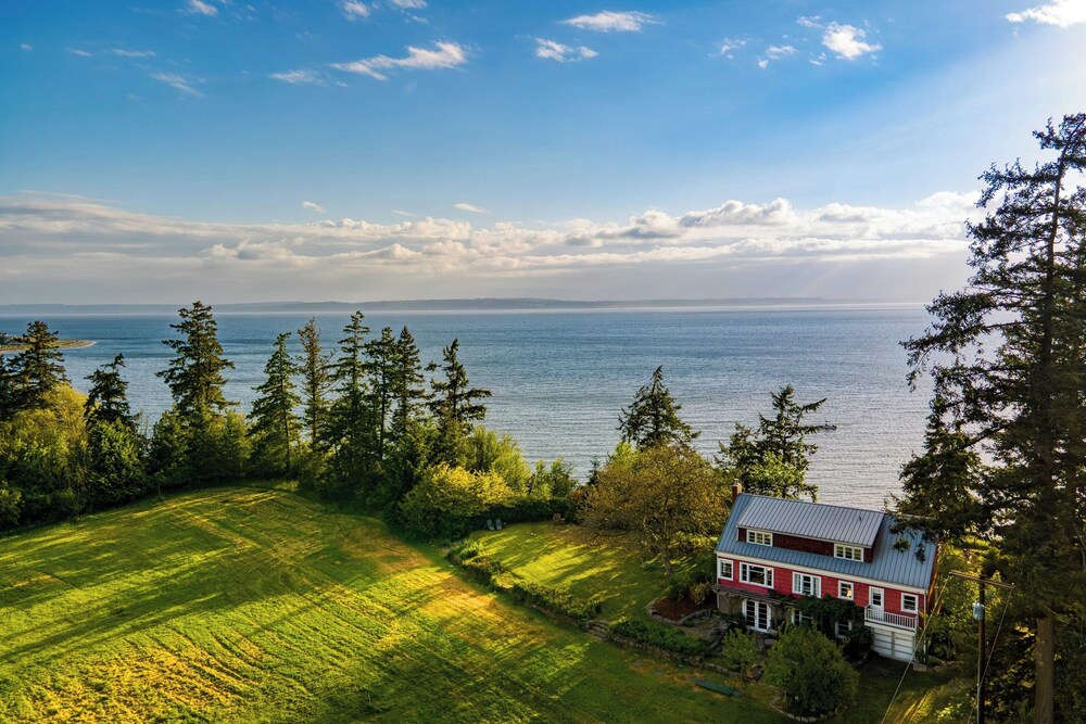 Maxwelton Aerie Bluffside Retreat w/ Sweeping Puget Sound Views + Firepit