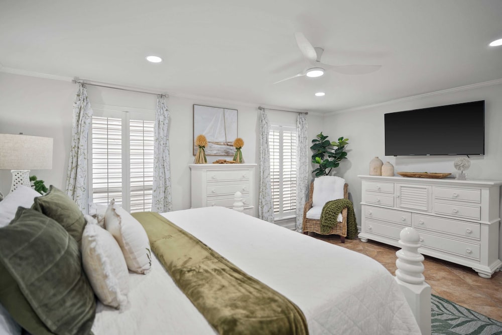 Newly Renovated! 2-min Walk to the Beach The Coastal Cottage by Avantstay