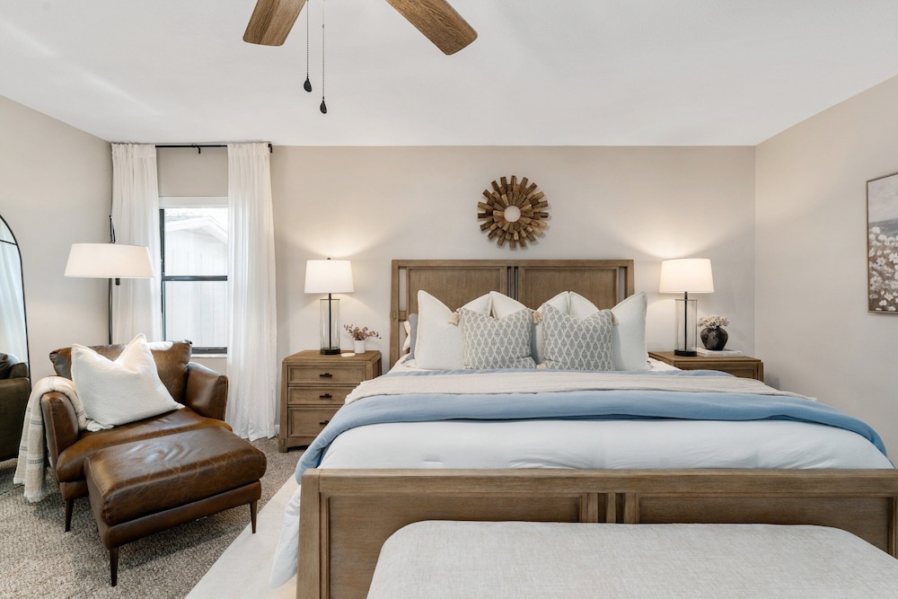 Designer Pet-friendly Retreat With Heated Pool 5 Bedroom Home