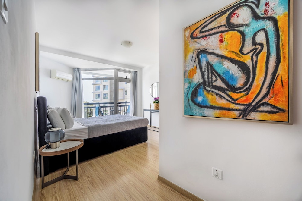 Marathon Beach Apartment With Shared Pool