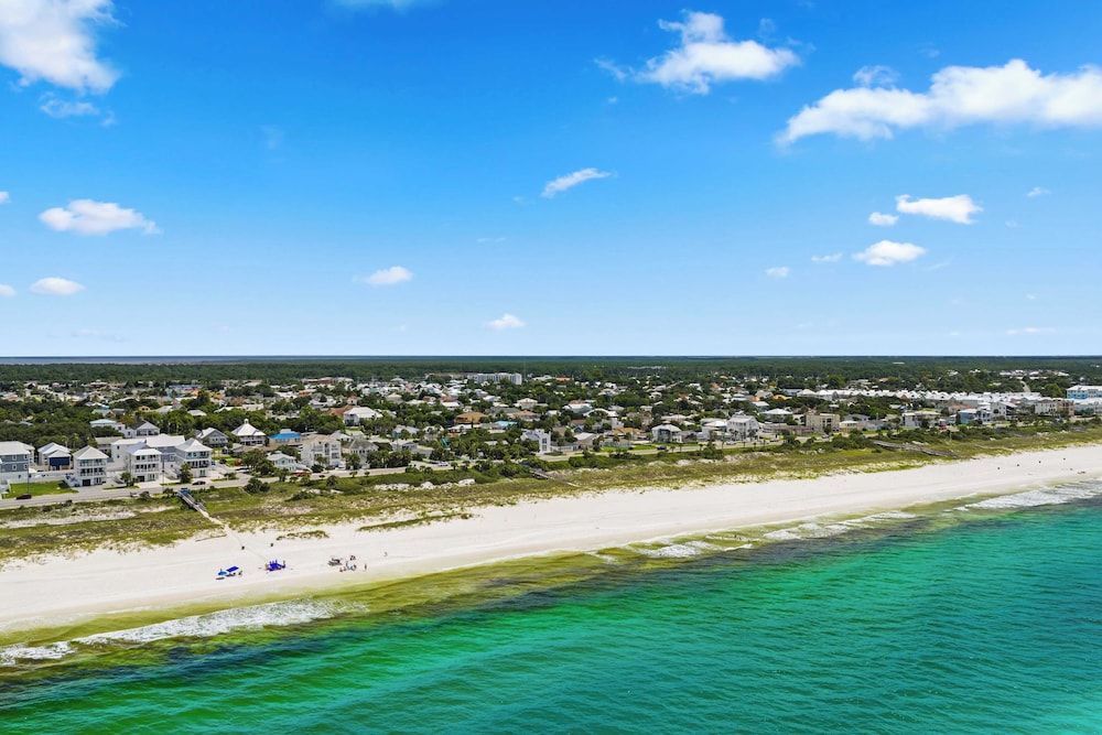 Gulf Views, Pool, Rooftop Lounge & Private Beach Heavenly Day by Avantstay
