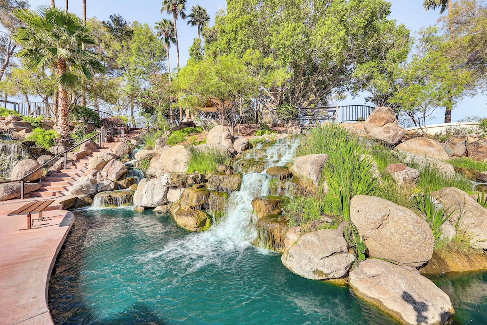 Val Vista Lakes Group Getaway: Lake & Pool Access!