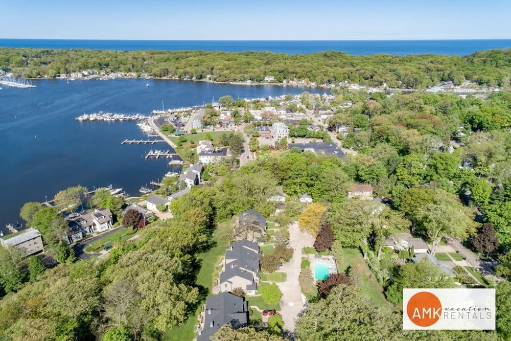 Charming Bayview - Downtown Condo With Pool