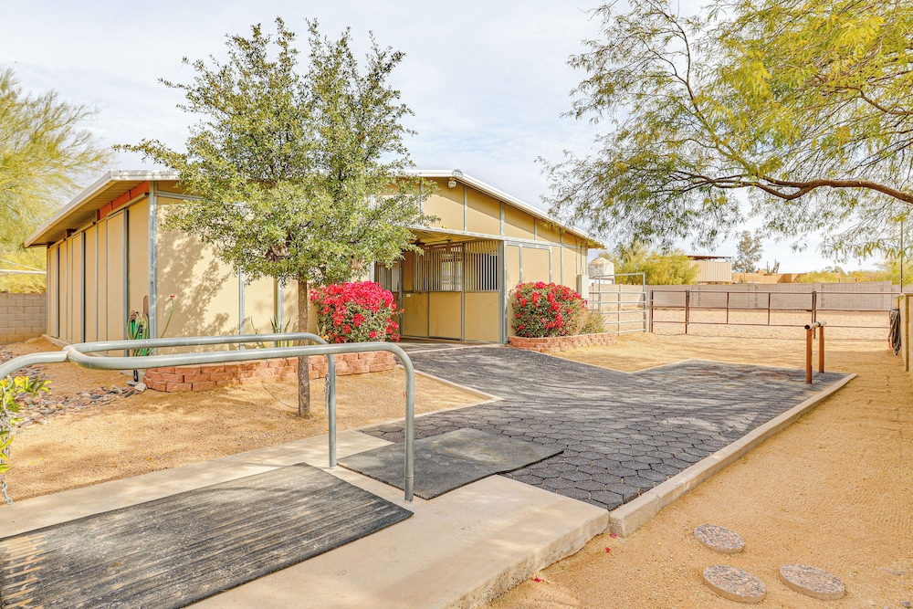 Horsey Hideaway: Ranch House in Cave Creek!
