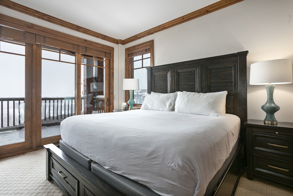 Grand Lodge - Three Bedroom #401 - Ski-in/ski-out 3 Condo