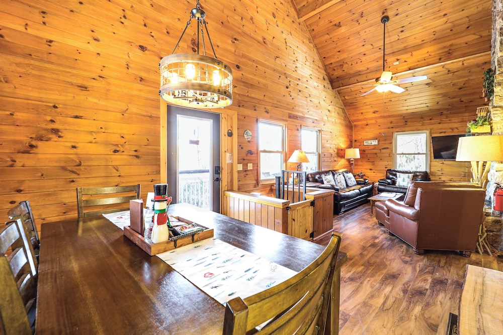 2 Mi to Skiing: Blue Ridge Mtn Cabin w/ Hot Tub!