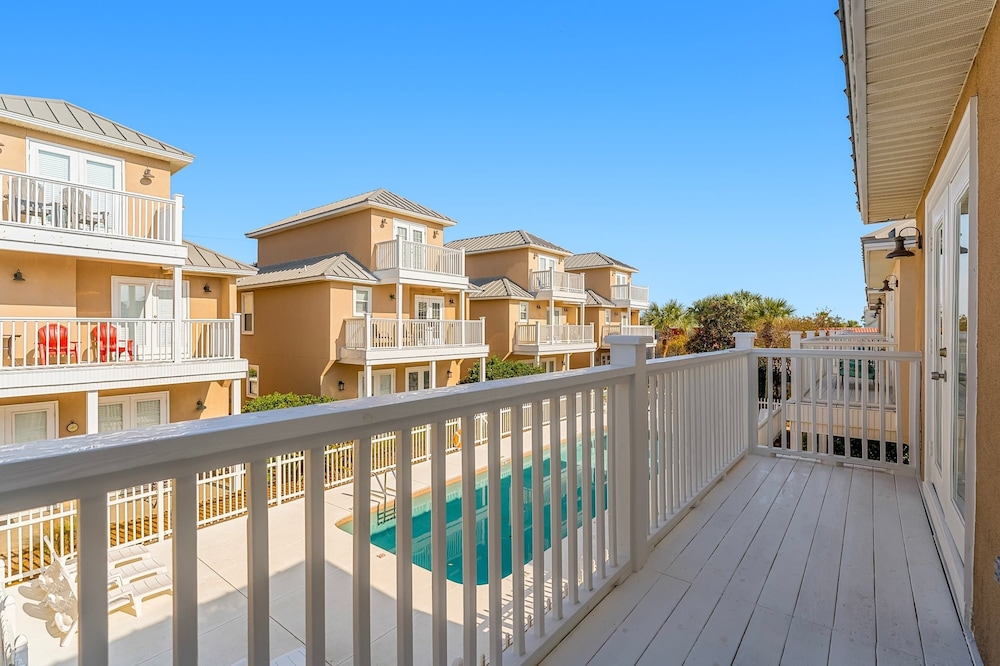 Palm Breeze Retreat Sleeps 10!