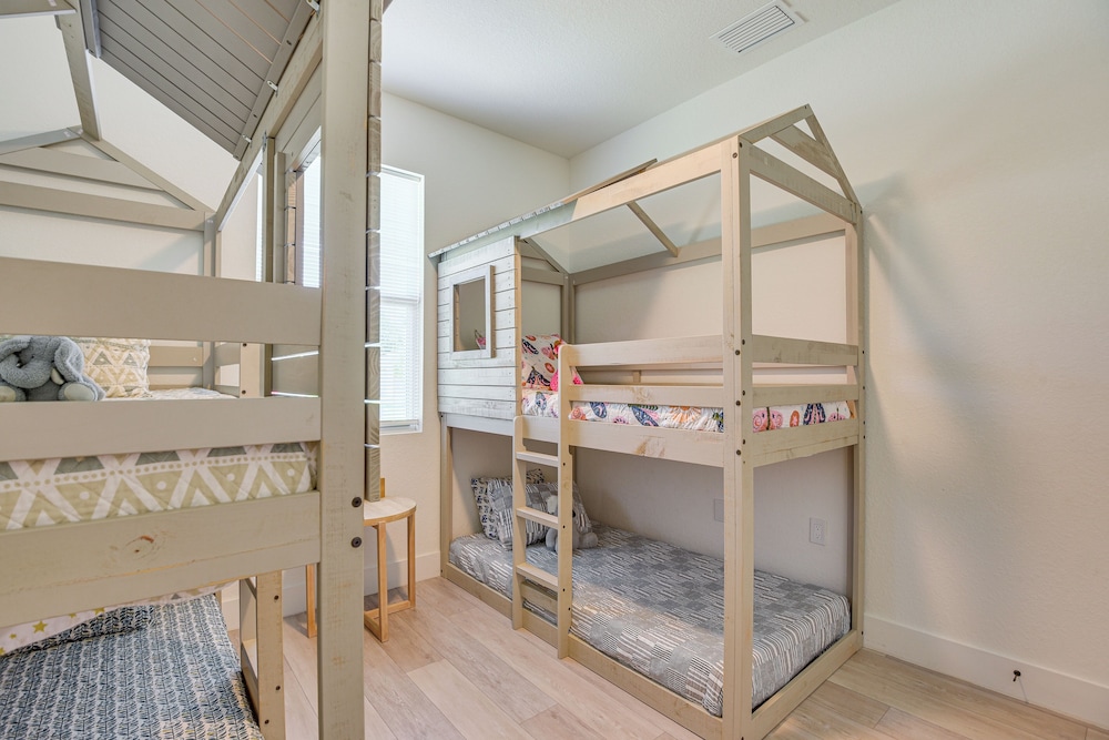 Family-friendly Home: 8 Mi to Warm Mineral Springs