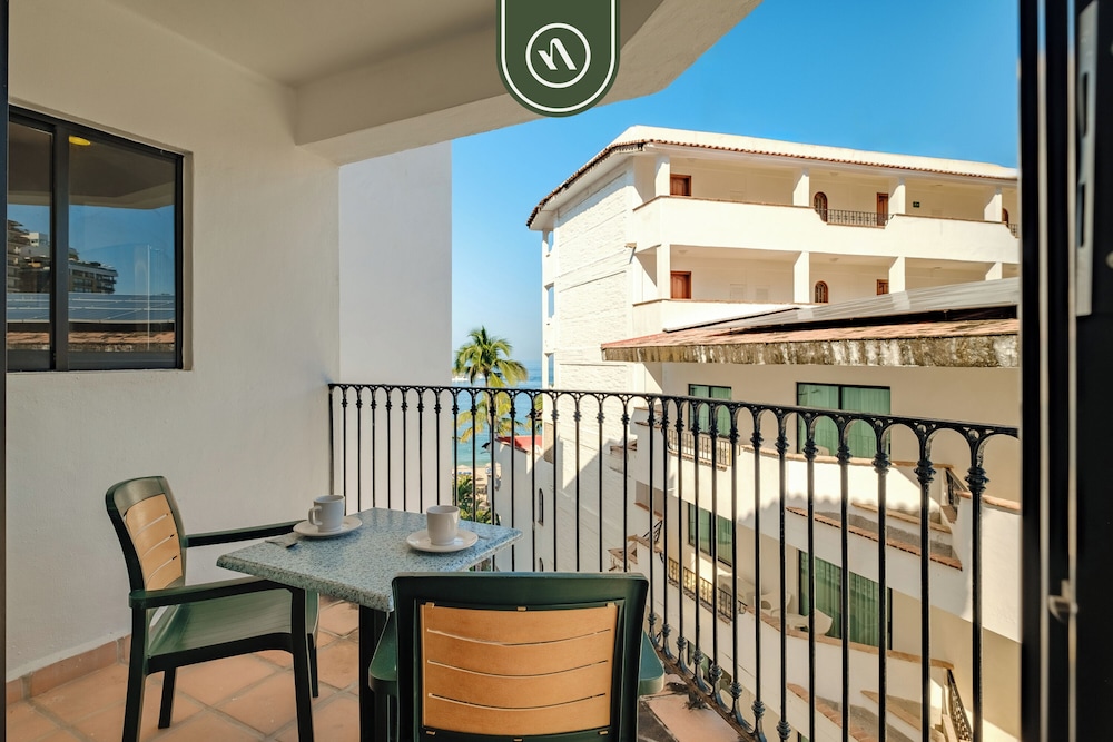 Condos with Pool - Near to the Beach