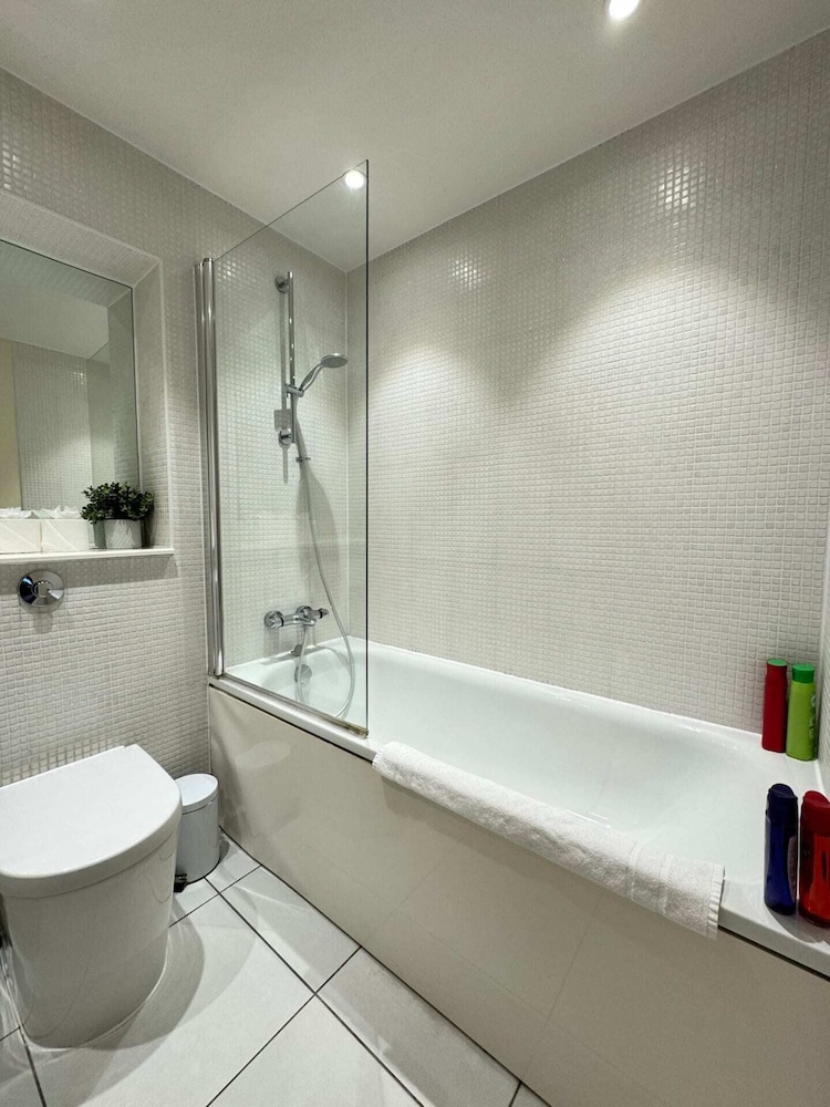 Contemporary 2BD Flat W/balcony Canary Wharf!