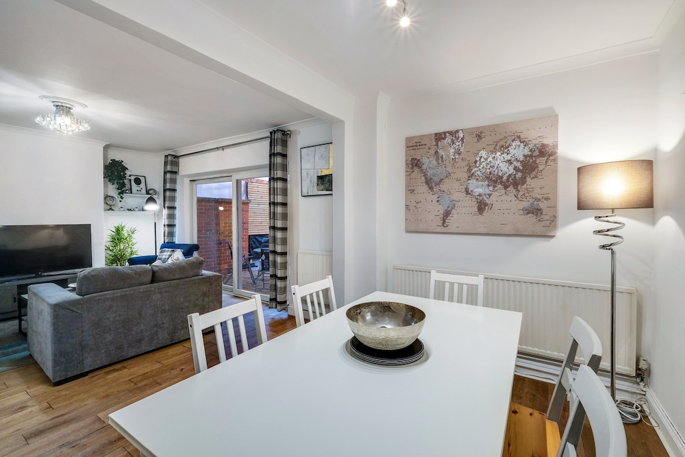 Modern 4 Bedroom Hse Garden in Feltham