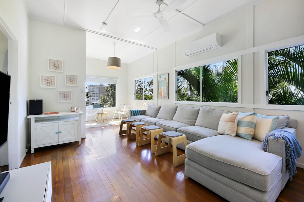 2-bed Beach House in Burleigh Heads Amidst Nature