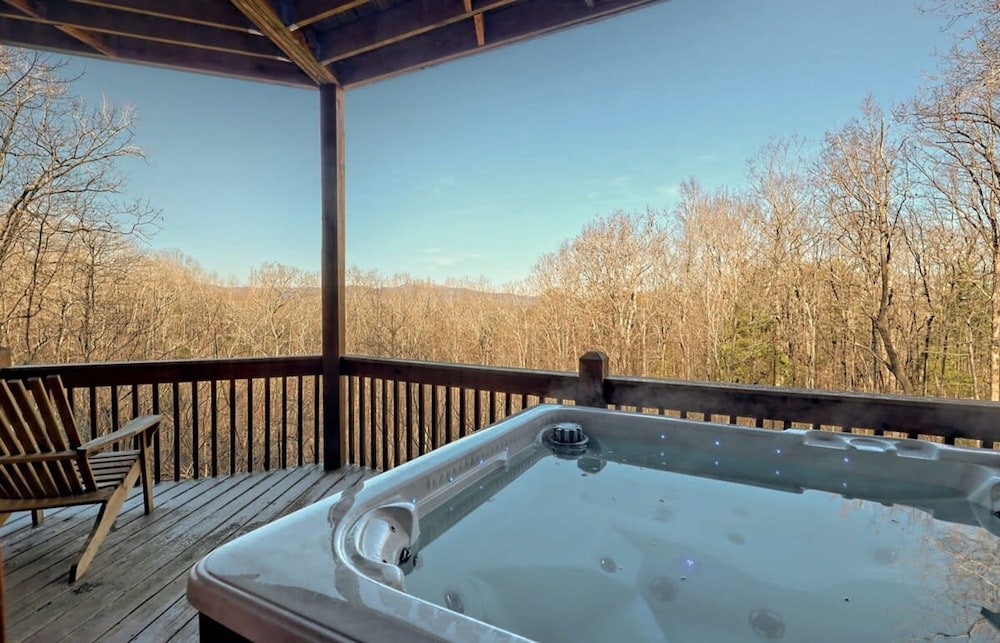 Hot Tub 3 Fireplaces Mountain Views Game Room