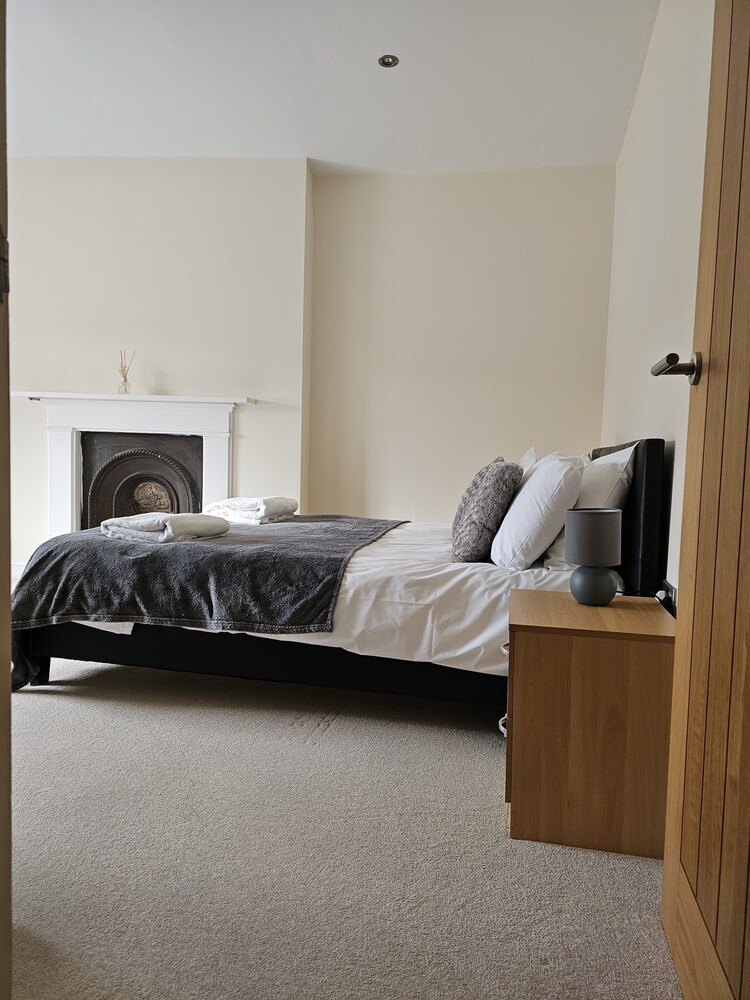 Town Center Modern Apartment 10