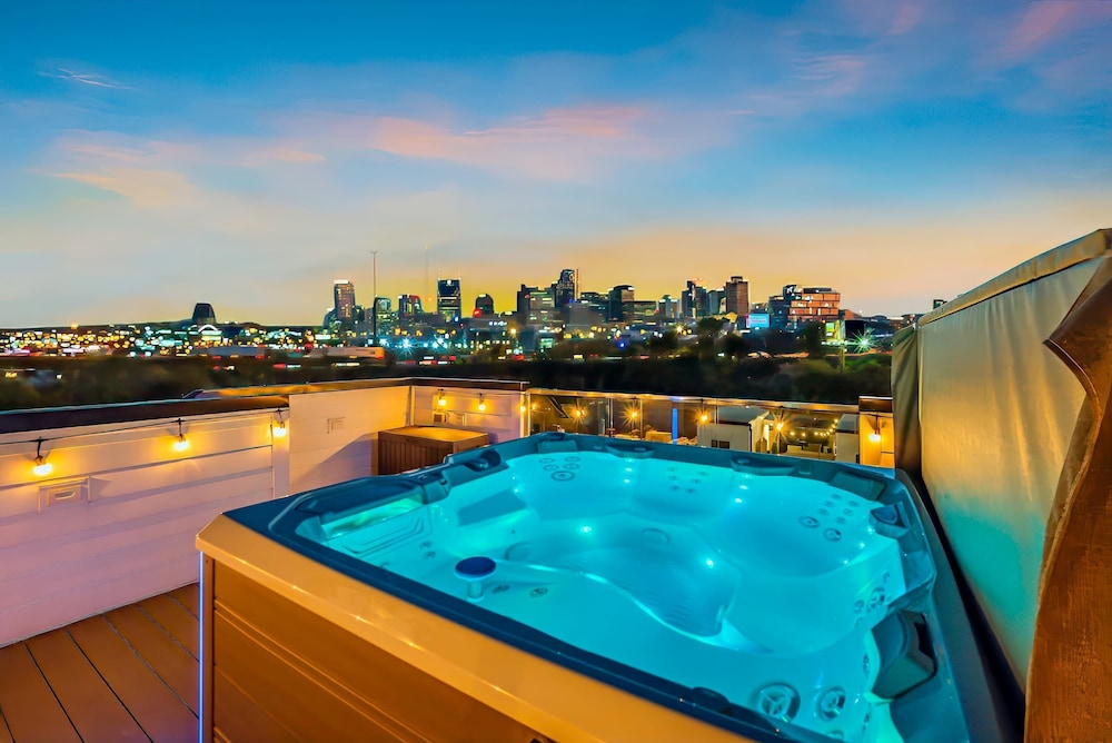2 Hot Tubs Karaoke Game Room Downtown Nashville