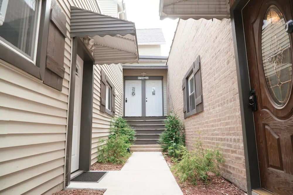 2BR Apt - Central Modern