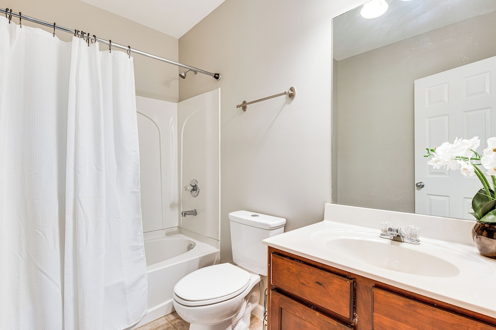 3 Mi to Avalon: Townhome w/ Balcony in Alpharetta! view 4
