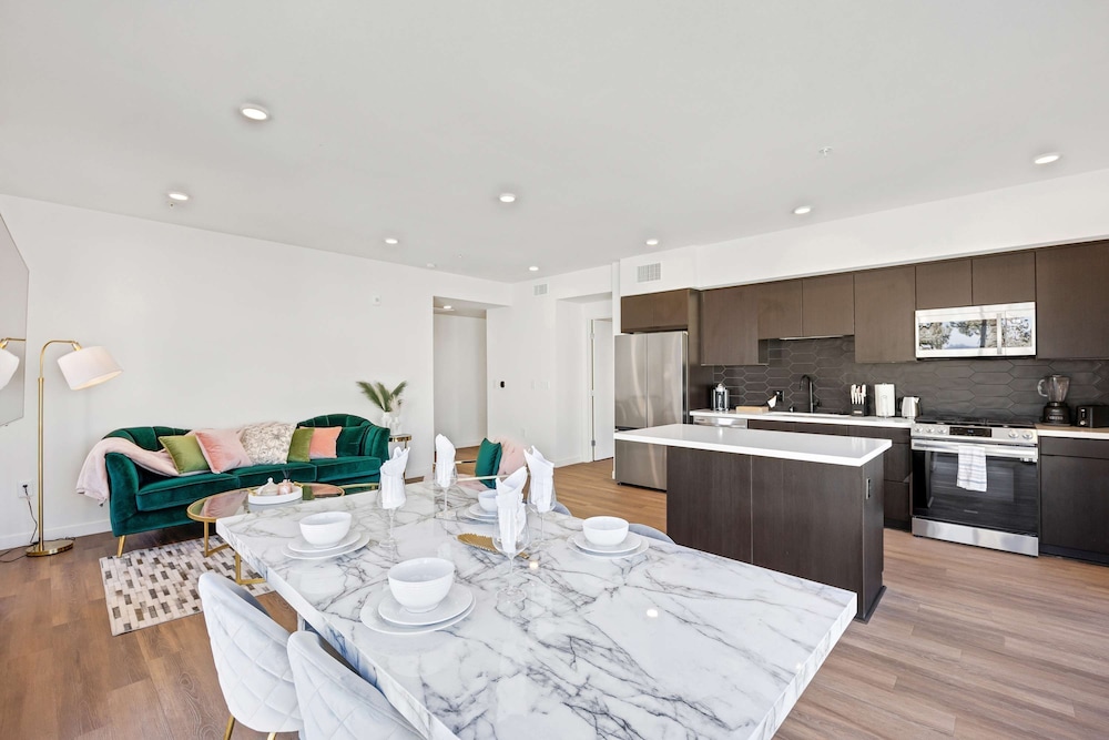 Luxury 2BR Hollywood Sign View by Oneluxstay