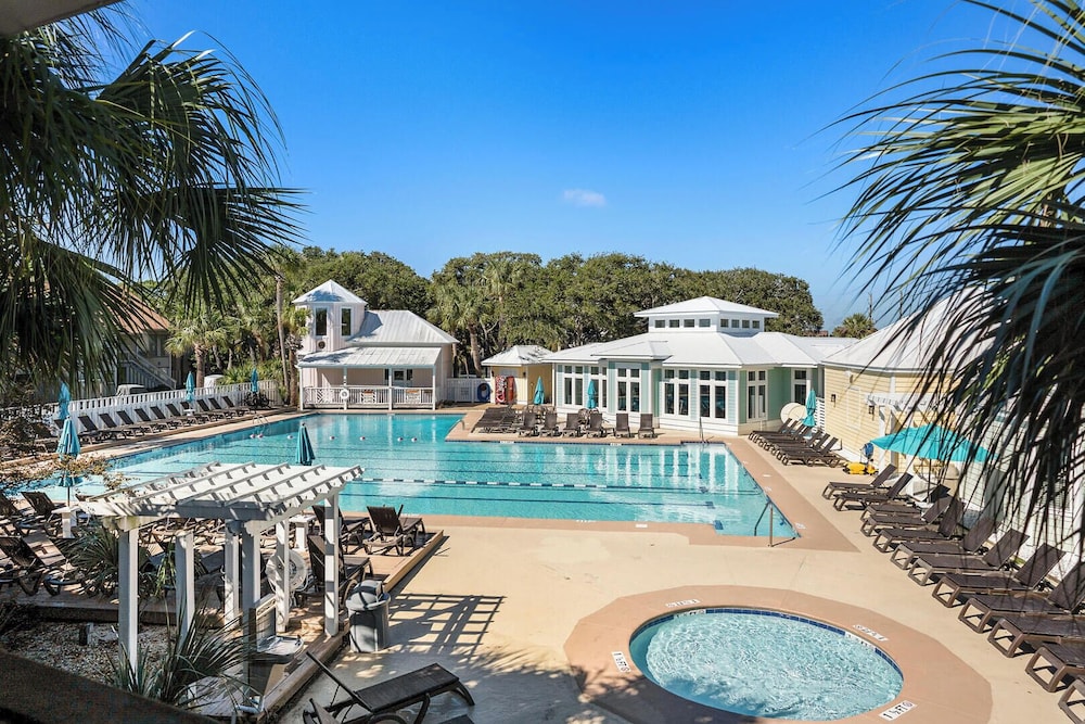 Newly Renovated Sunsuite! Centrally Located With Resort Access!