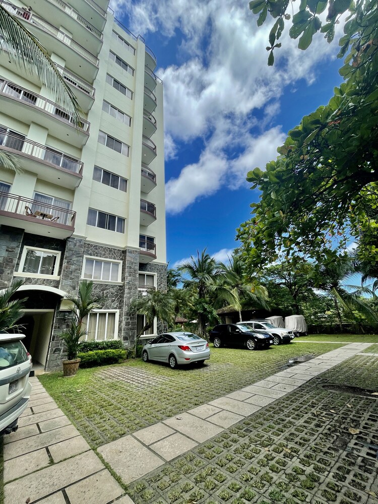 La Torre: Poolside Condo with Scenic Views