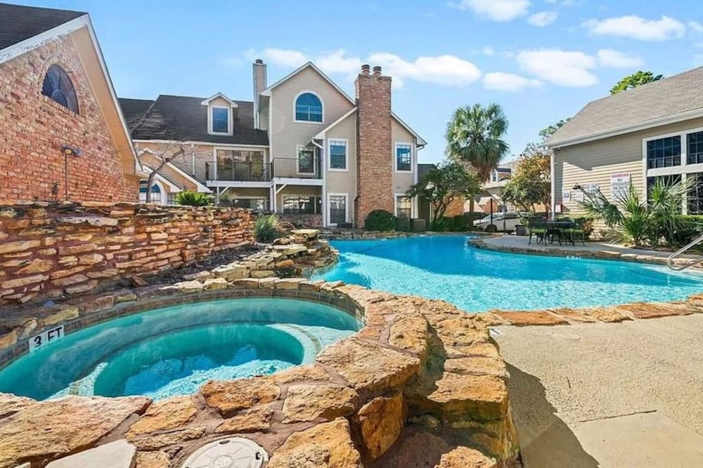 Upscale 1BR Condo in Med Center