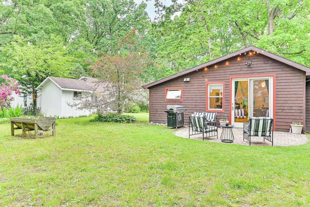 Walk to Kelsey Lake: Cassopolis Home w/ Yard!