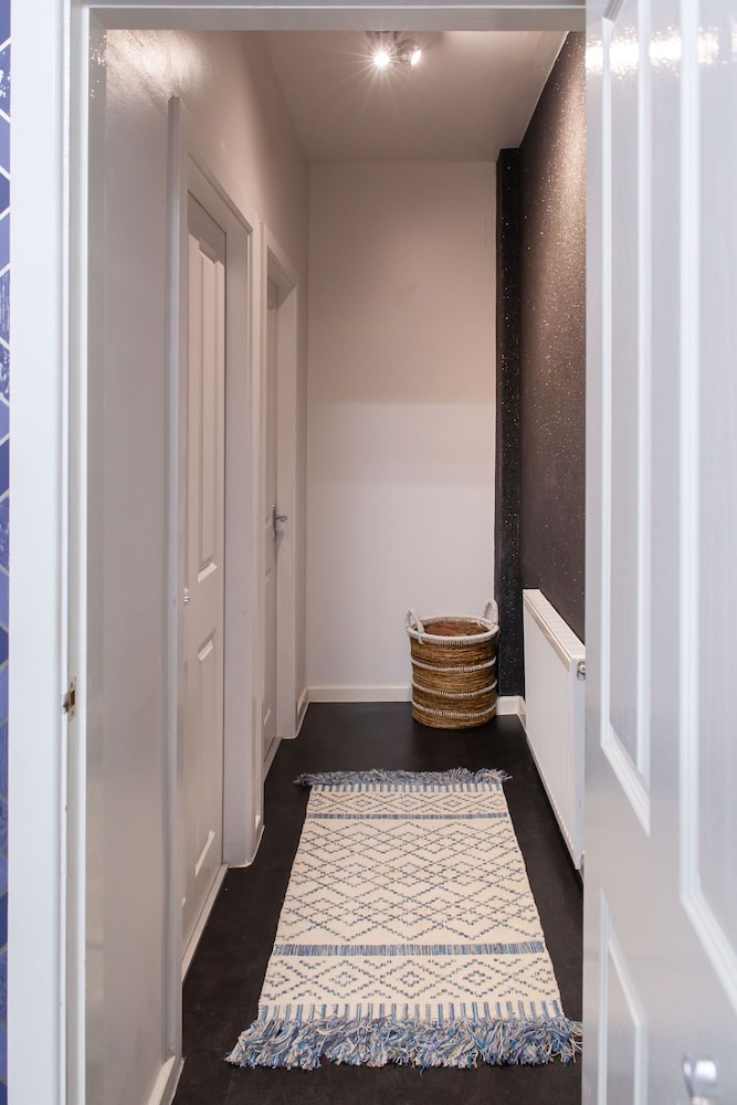 Stunning 2-bed Apartment in Birmingham view 3