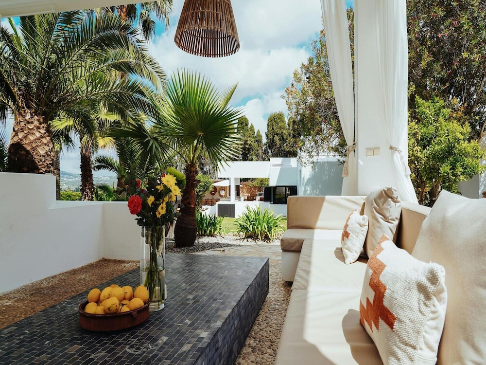 Luxurious Villa With Bright Terrace