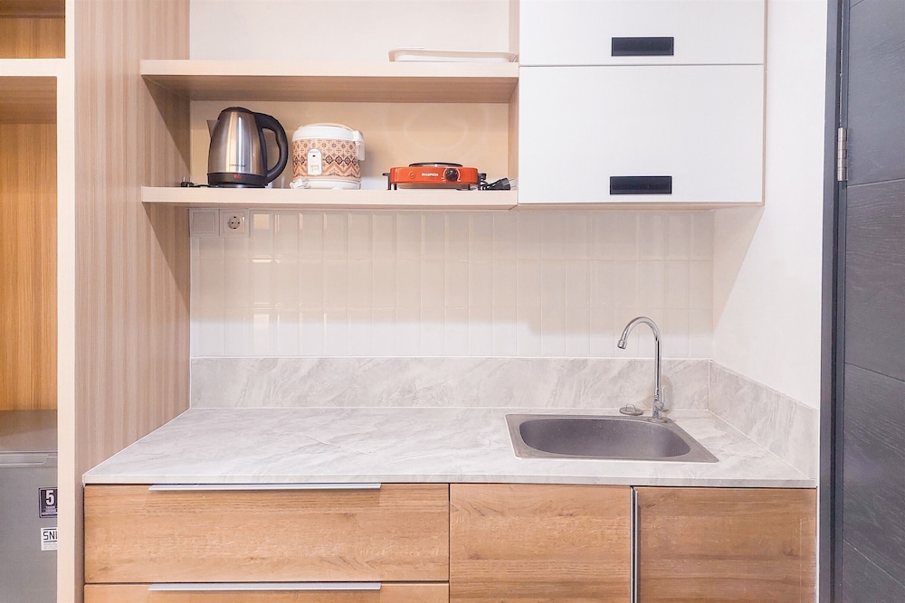 Good Choice And Homey Studio Apartment At Collins Boulevard