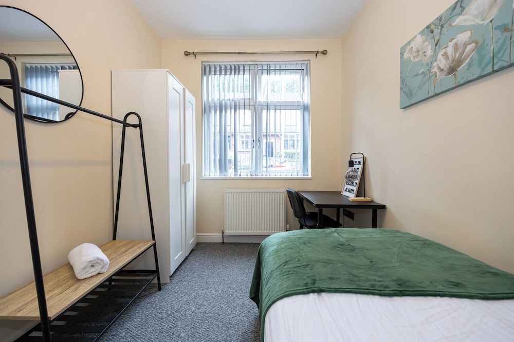 Cosy 4 Bed Townhouse Near Keele University and Royal Stoke Hospital