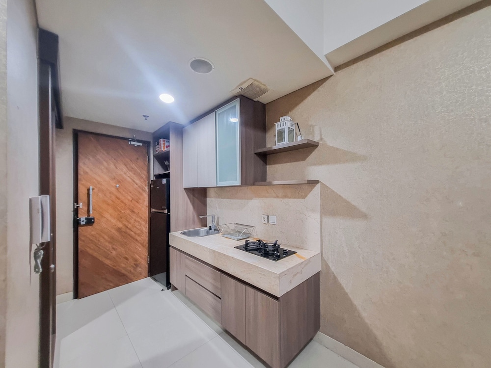 Cozy And Warm Studio Room At Uttara The Icon Apartment