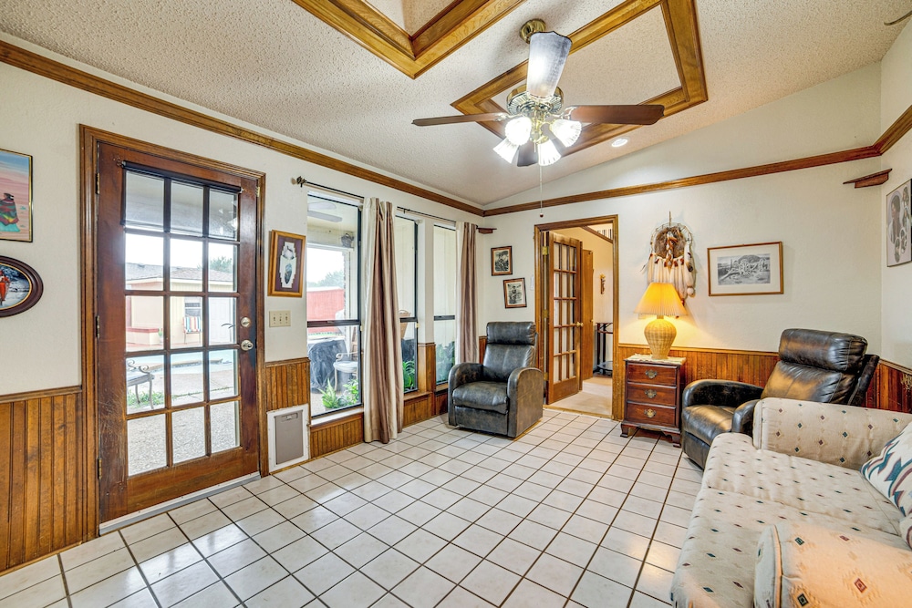 Pet-friendly Home w/ Pool - 8 Mi to Central Plano!
