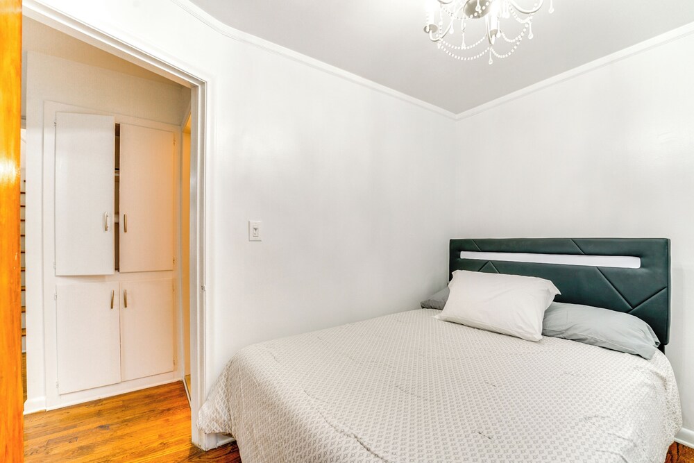13 Mi to Downtown Detroit: Bright Home