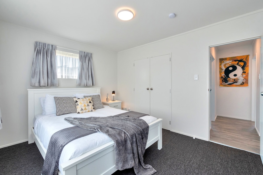 Bright 3 Bedroom near St Lukes Mall 3 view 4