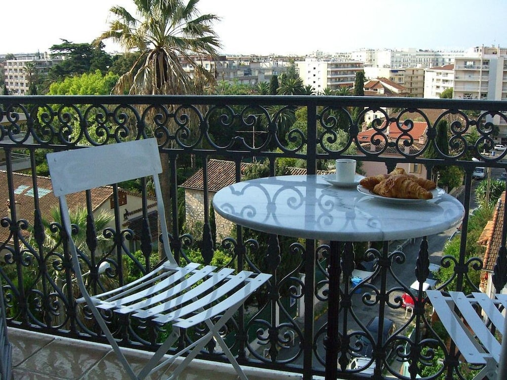 Charming 2 Bedroom apt in Central Cannes Walking Distance to Beaches Croisette and the Palais - 678