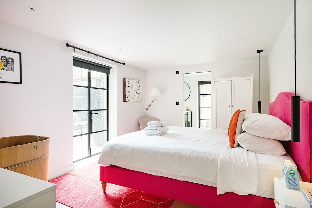 Notting Hill 2 Bed With Sauna - by Out of Office Lifestyle