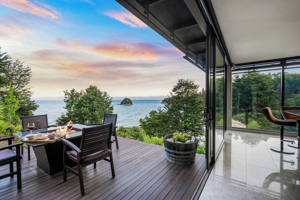 Oceanview Penthouse Suite & Beach Access