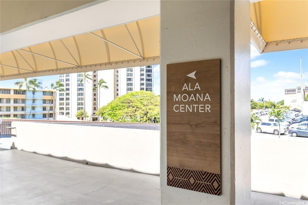 Ala Moana Condo by Zelloo