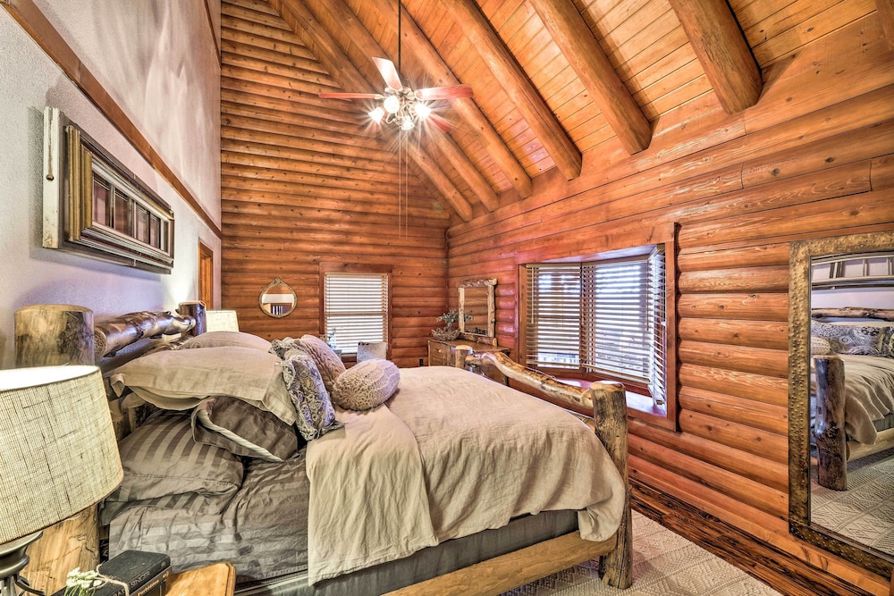 Private Eureka Springs Cabin w/ Beaver Lake Views!