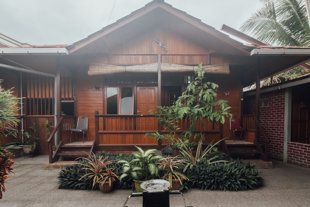 OYO 1300 Crecia Guest House