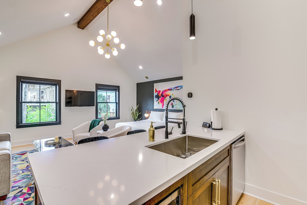 Walk to Shops & Restaurants: Chic Galveston Studio