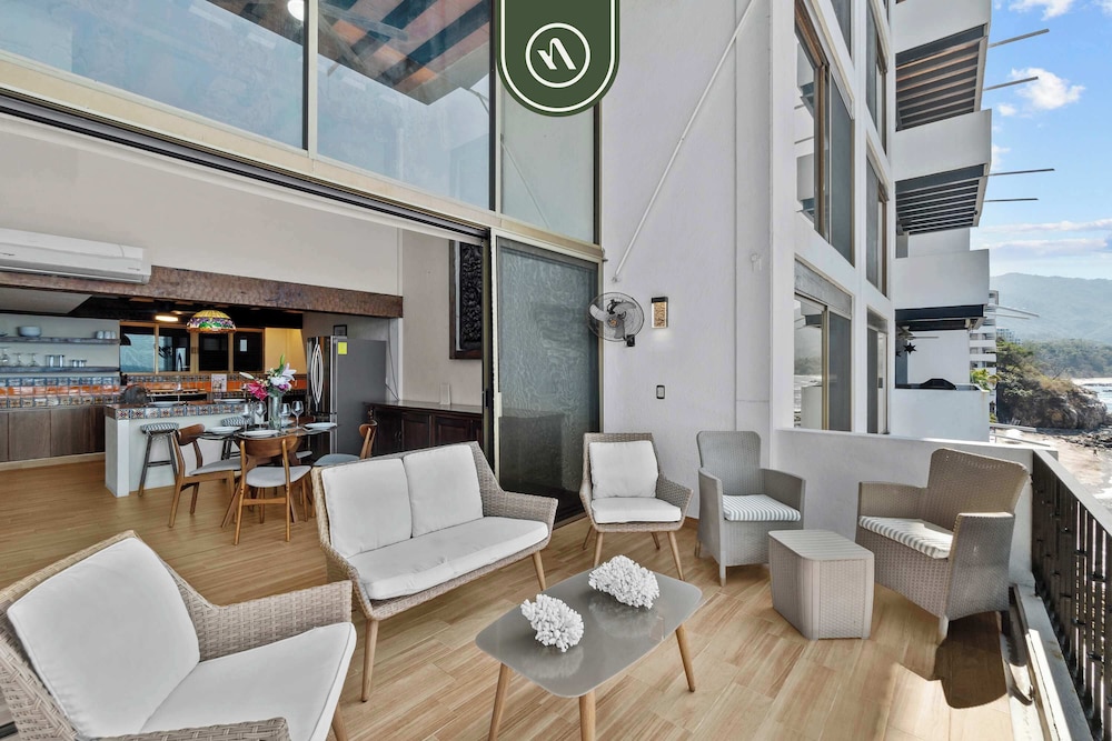 Oceanfront 2 BR Condo With Spectacular View - Pool