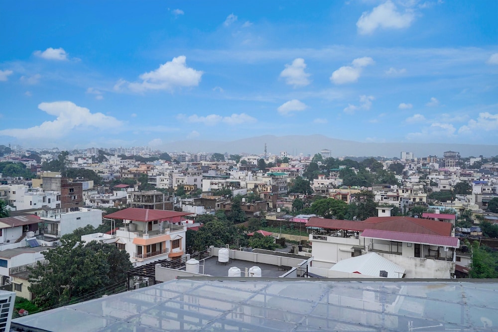 Elegant Stays With Rooftop Restro and Hill View