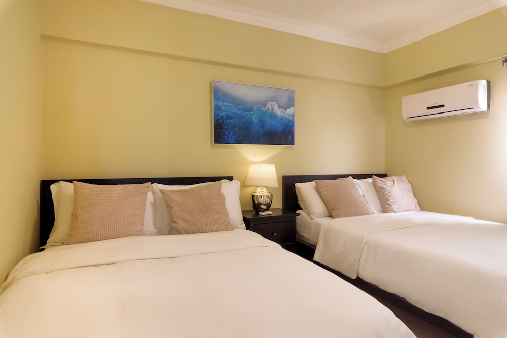 Penthouse in Evaristo Morales Sleeps 14