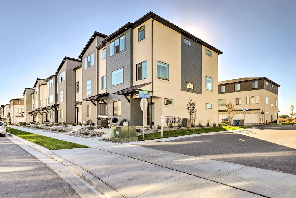Modern Townhome - 8 Mi to Thanksgiving Point! view 2