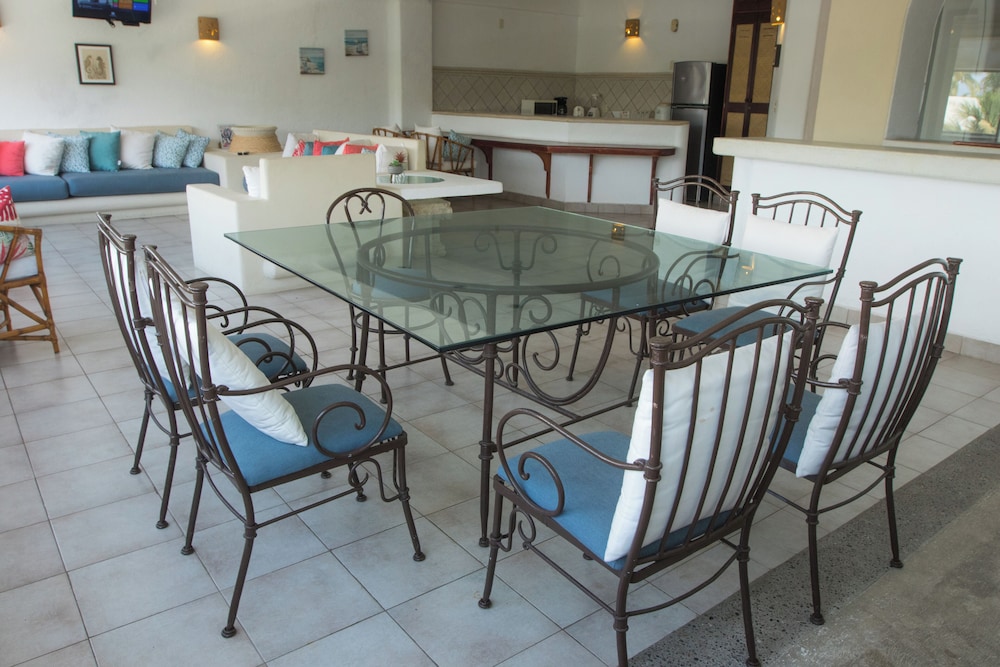 Apt. with Jacuzzi Ixt. Zihuatanejo 3 BR