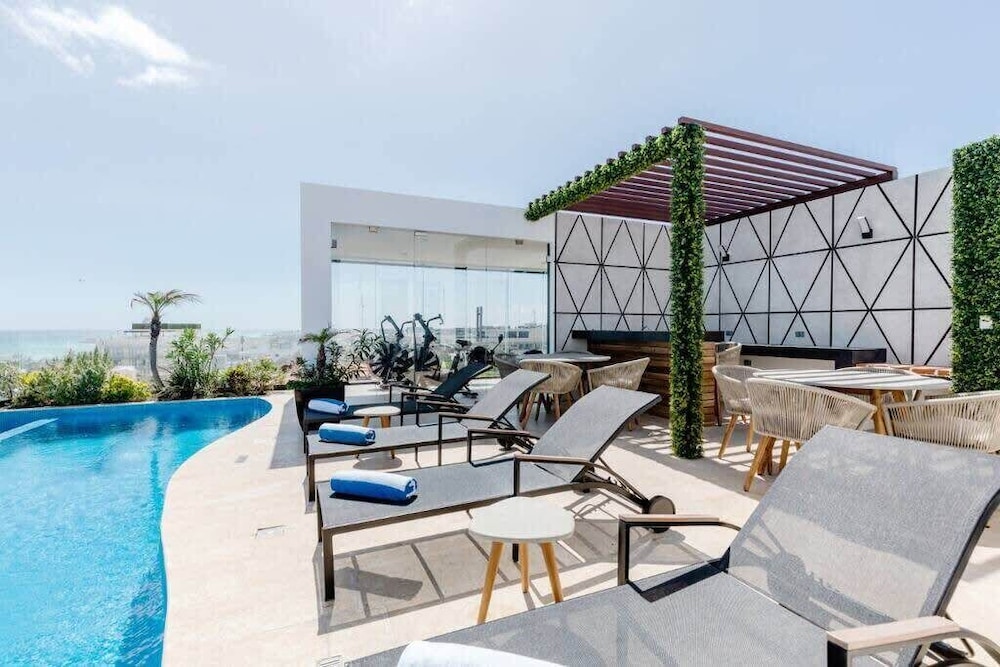 Ocean view Rooftop Studios with Pool