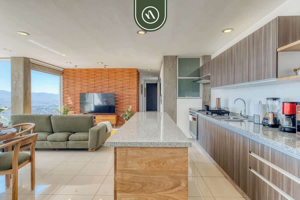 3 BR Condo - Panoramic Views - 5 Min to Downtown